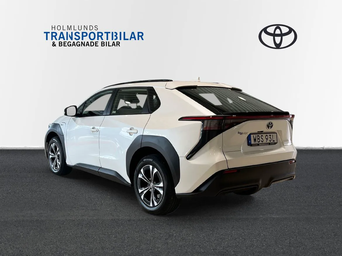 Vehicle image 5