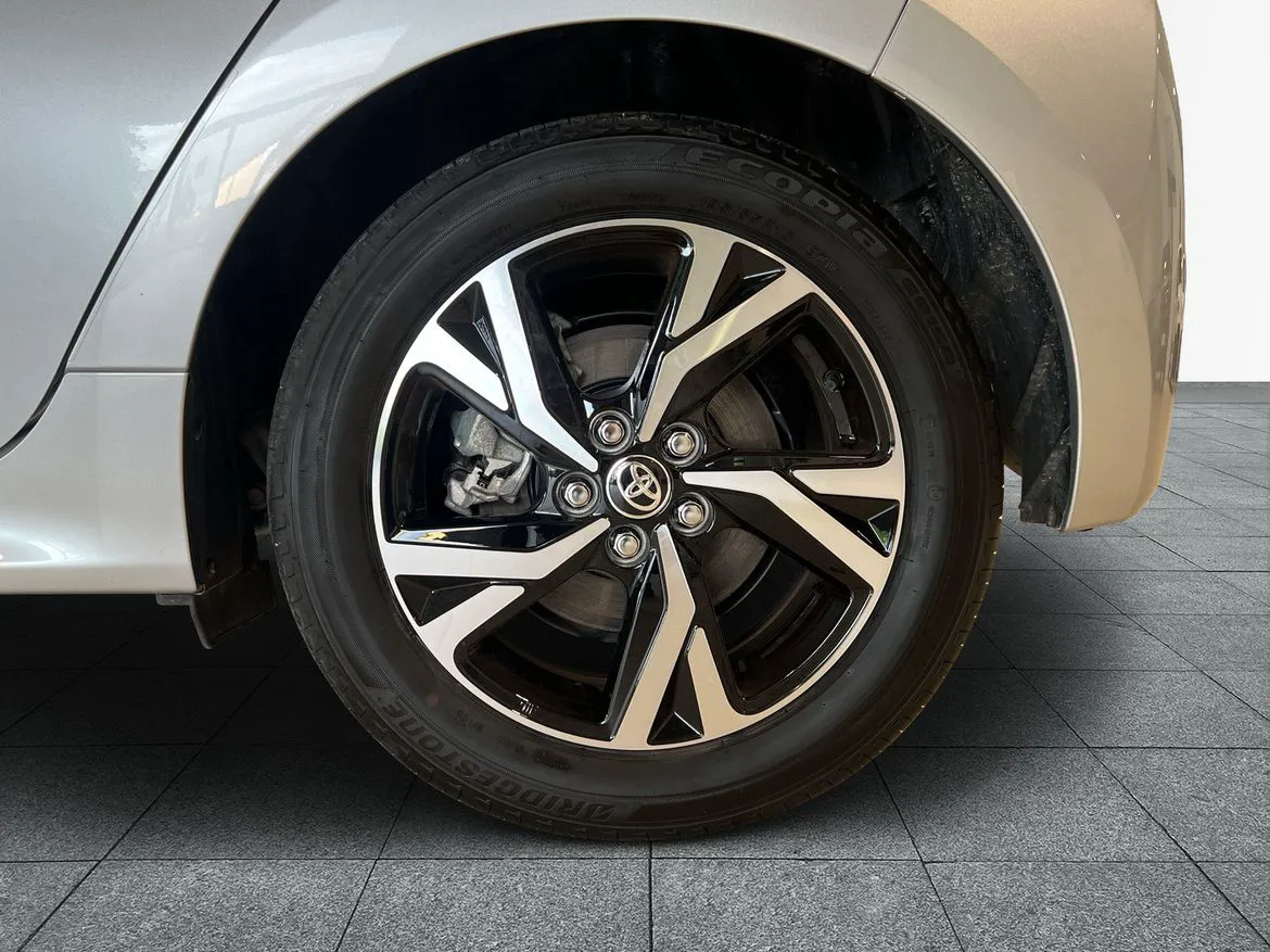 Vehicle image 15