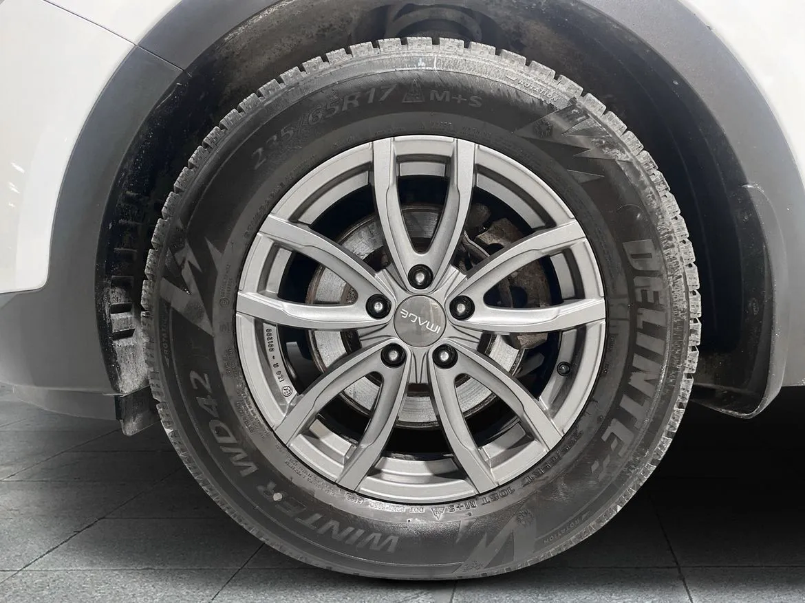 Vehicle image 15