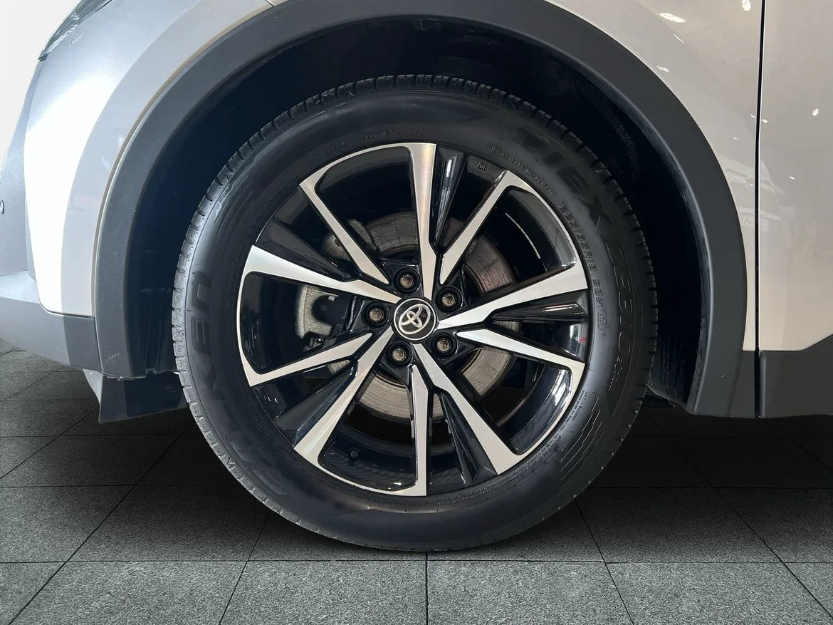 Vehicle image 15
