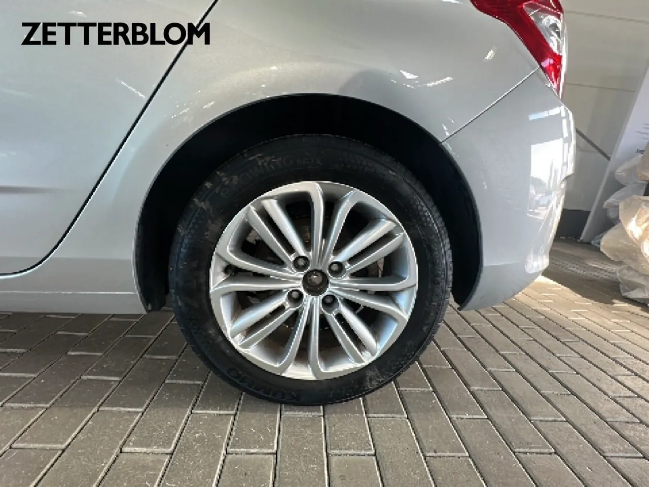 Vehicle image 12