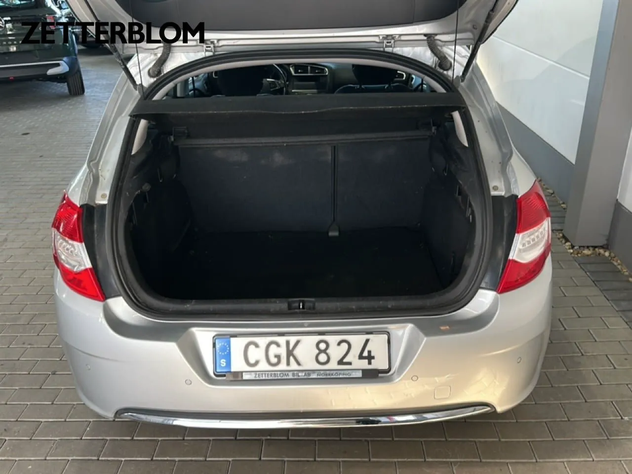 Vehicle image 5