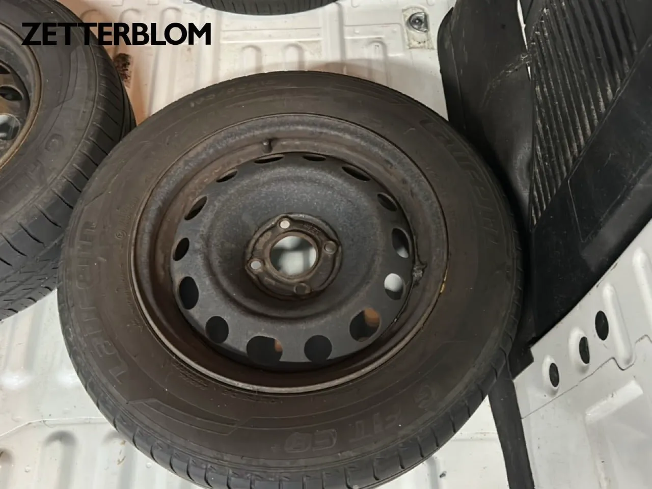Vehicle image 15