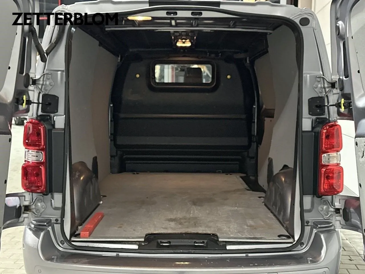 Vehicle image 16