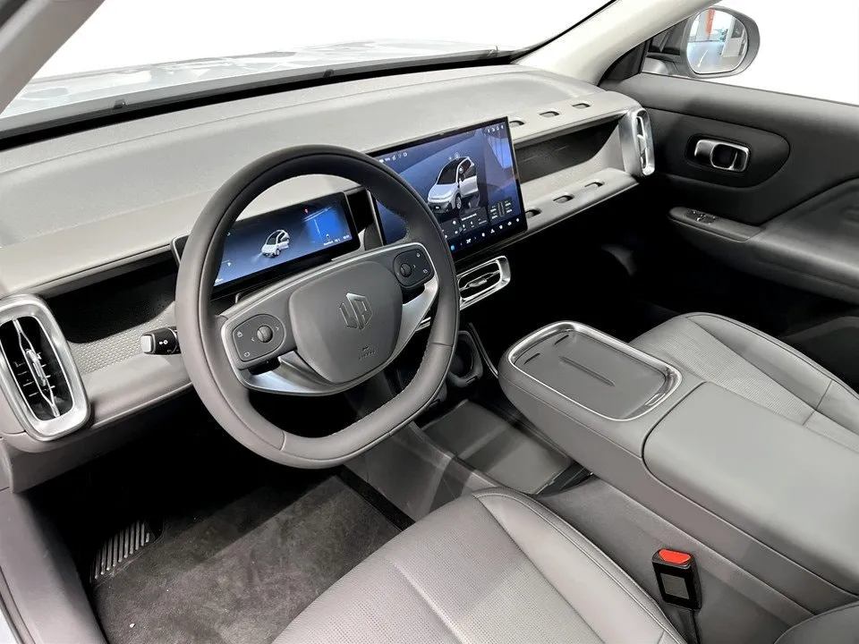 Vehicle image 6
