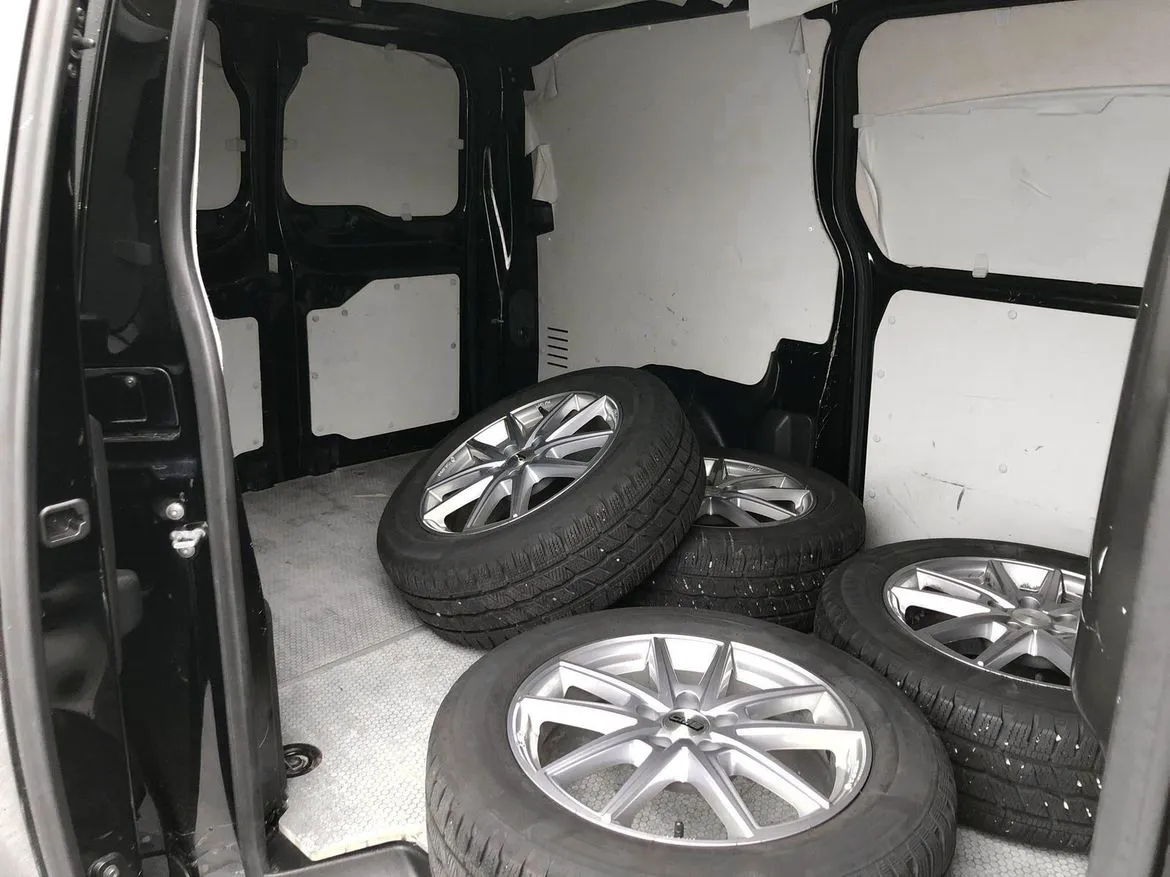 Vehicle image 9