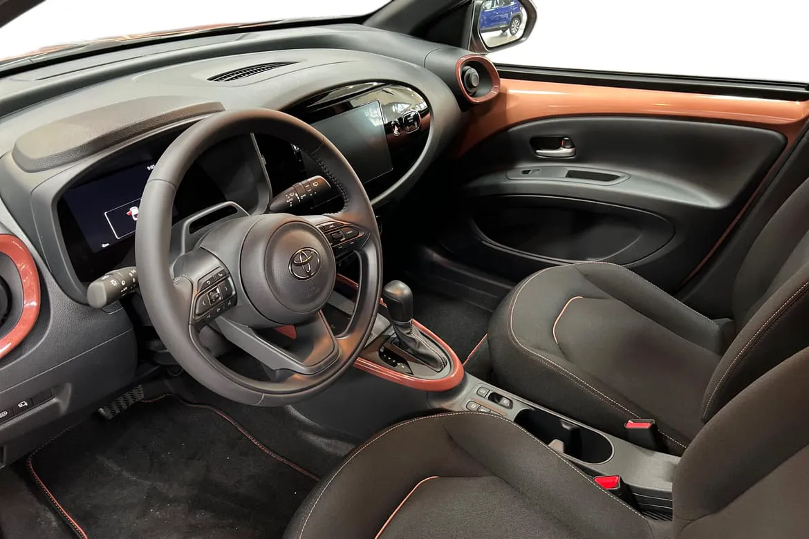 Vehicle image 5