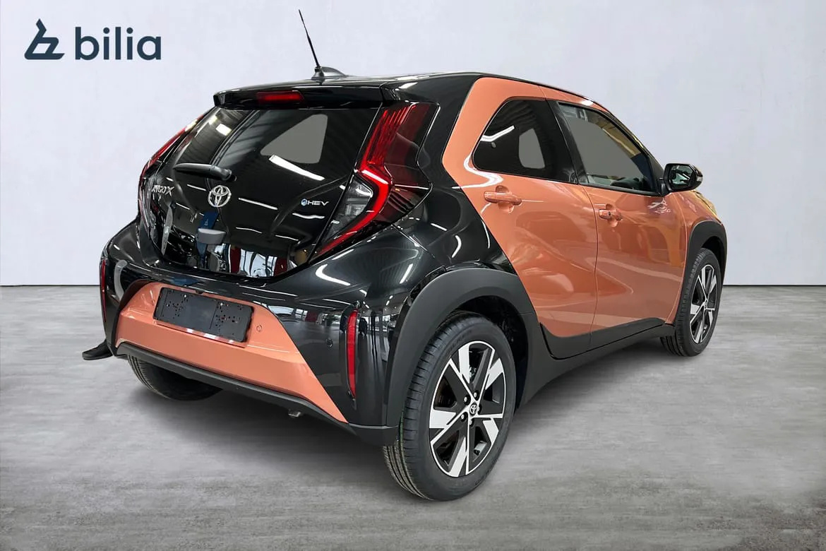 Vehicle image 10