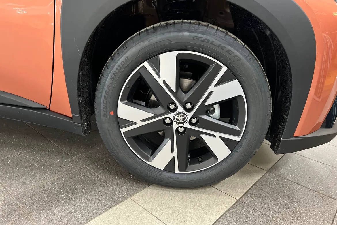Vehicle image 8