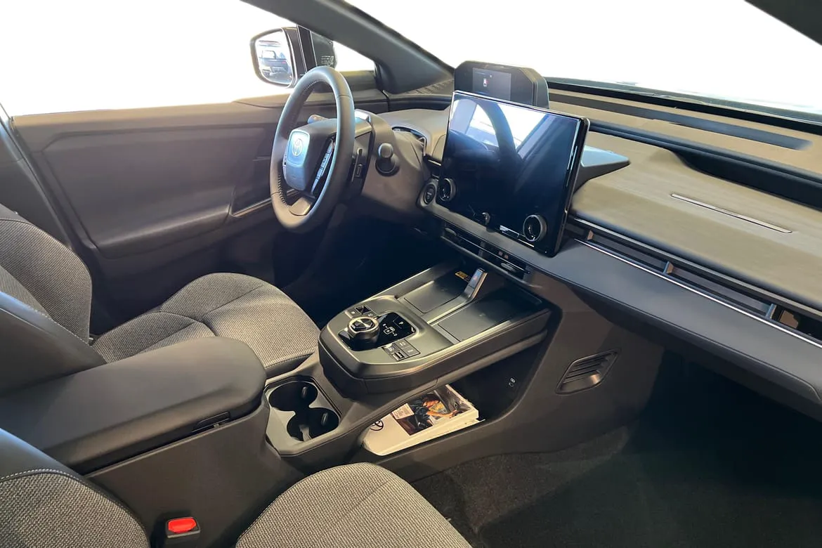 Vehicle image 16