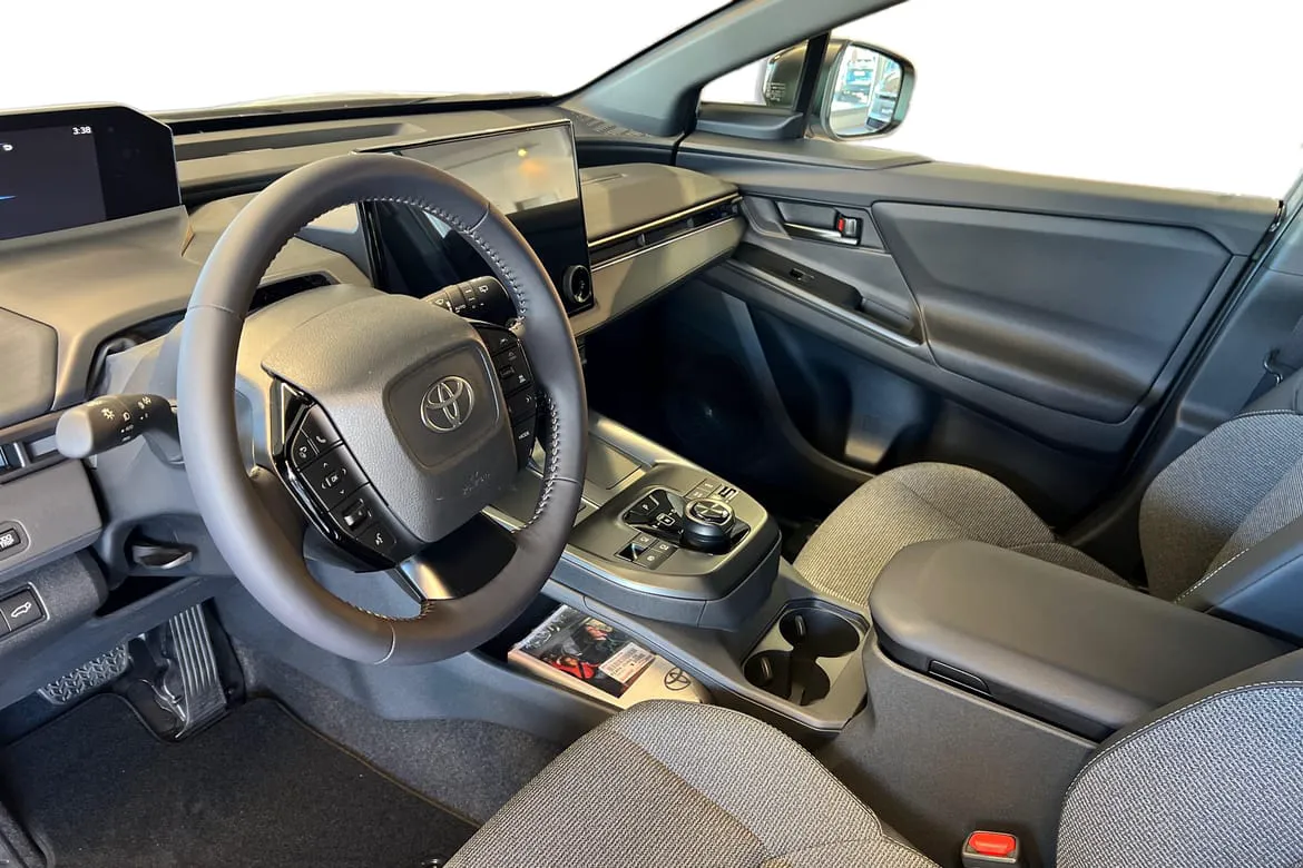 Vehicle image 5