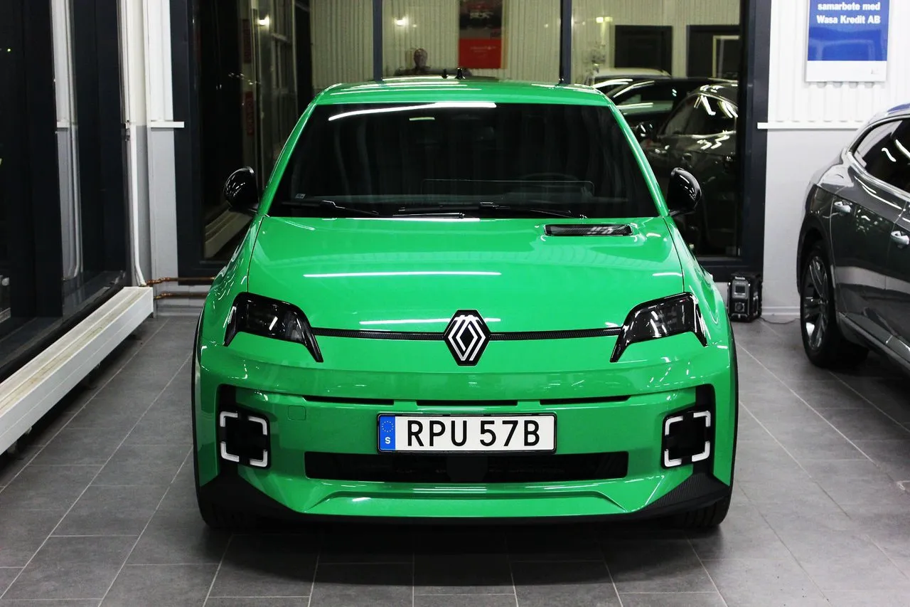 Vehicle image 15