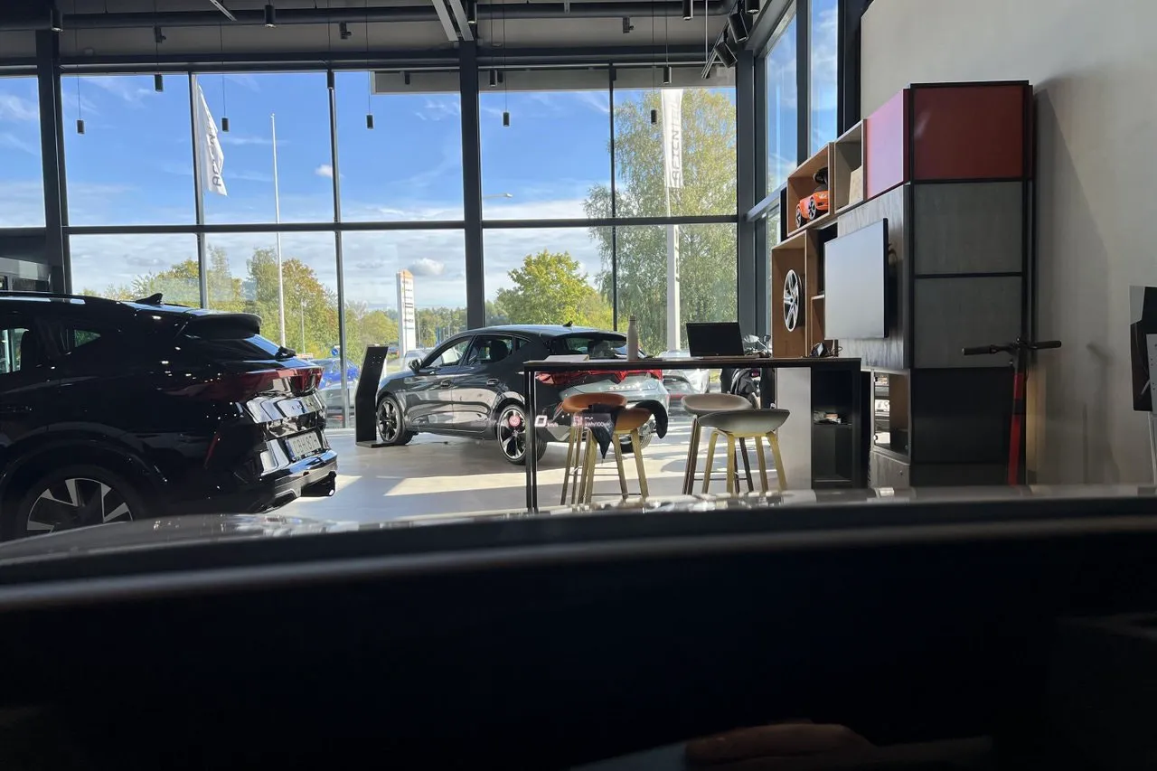Vehicle image 19