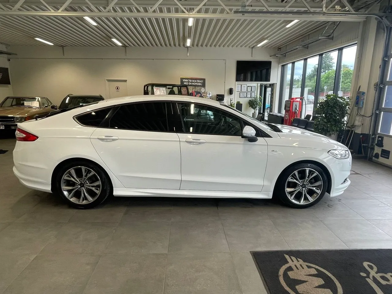Vehicle image 5