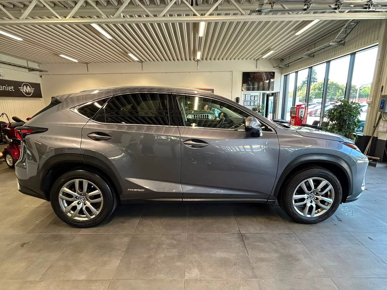 Vehicle image 7