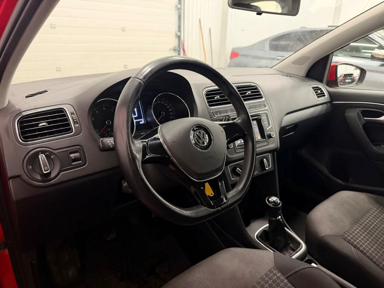 Vehicle image 16
