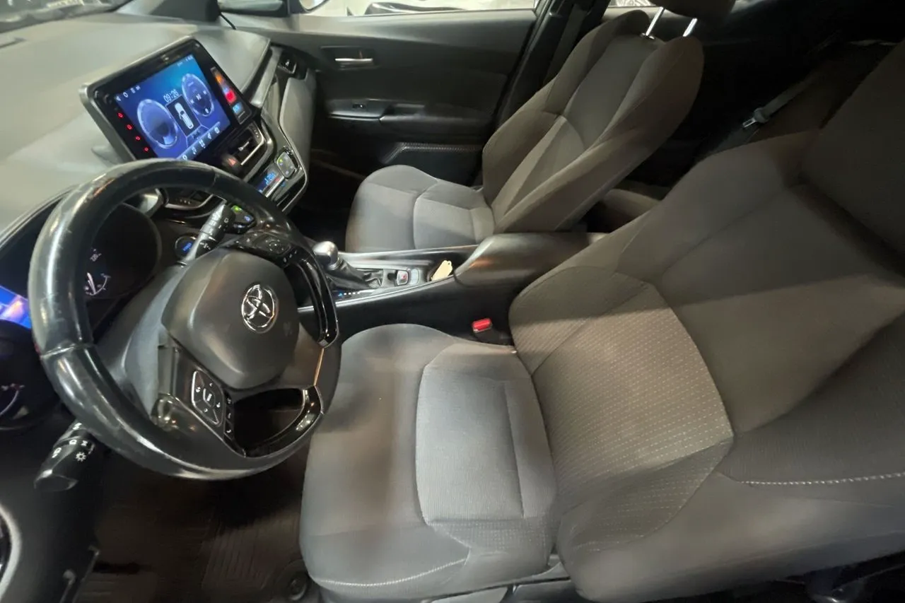 Vehicle image 6