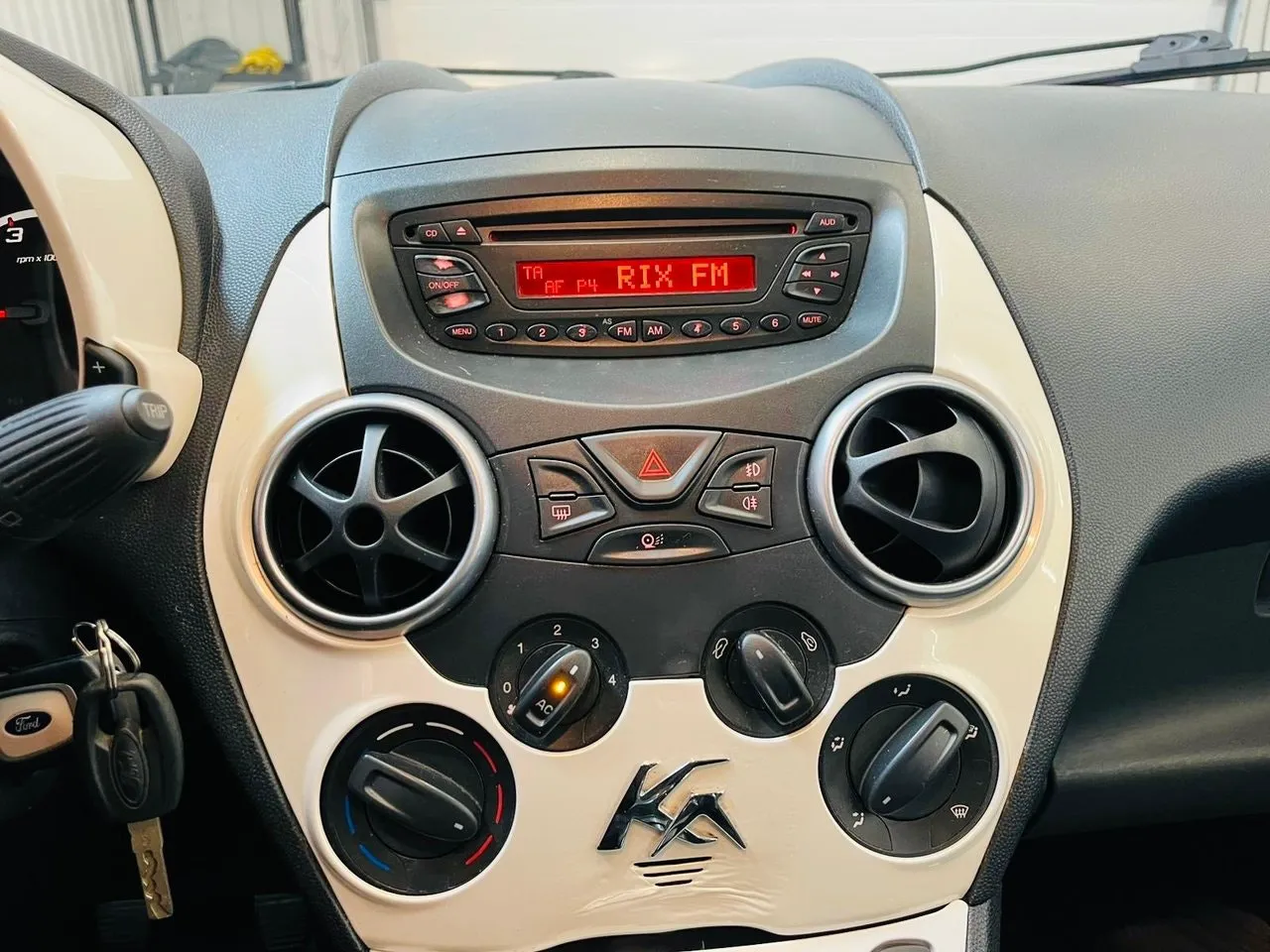 Vehicle image 18