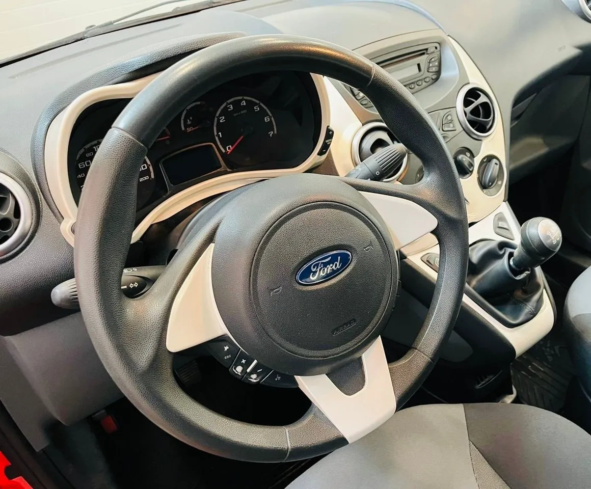 Vehicle image 15