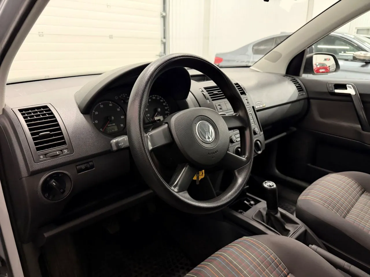 Vehicle image 16