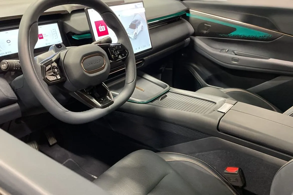 Vehicle image 14
