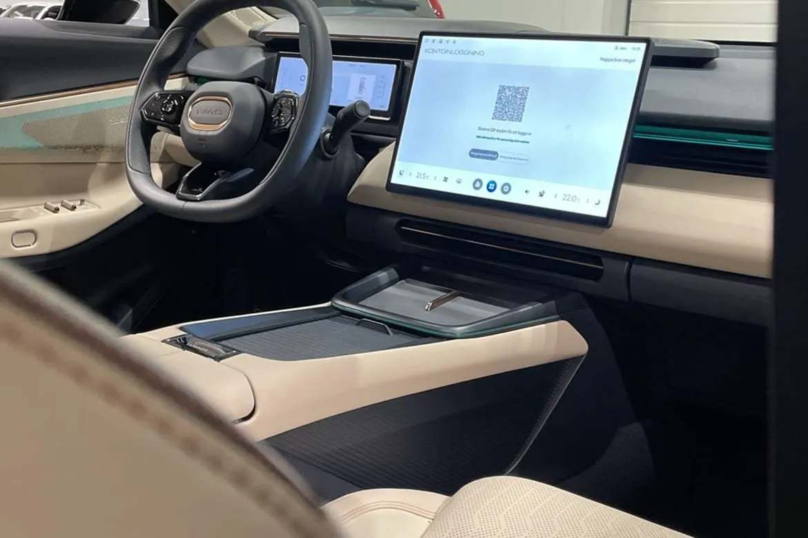 Vehicle image 15