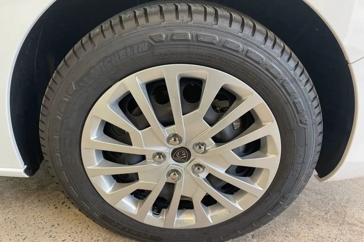 Vehicle image 16