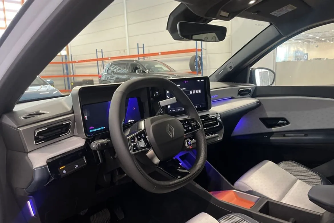 Vehicle image 4