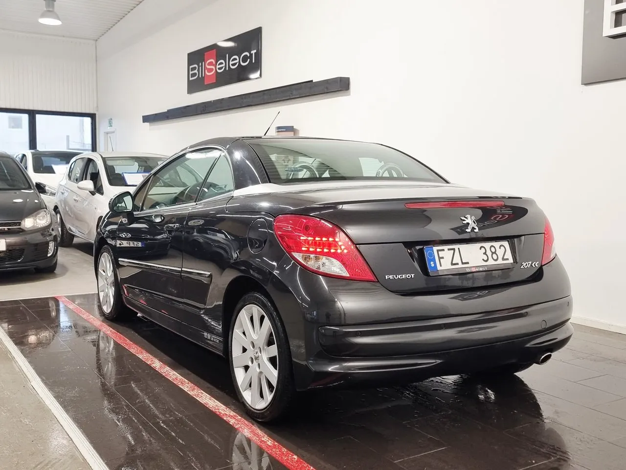 Vehicle image 10