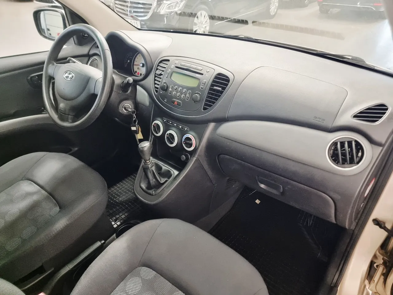 Vehicle image 16