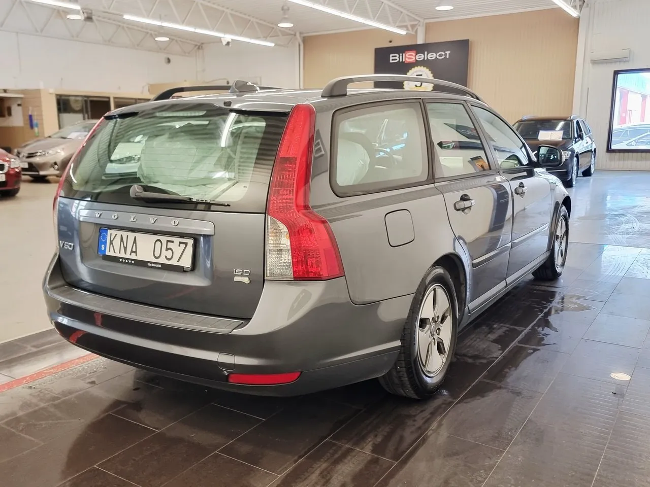 Vehicle image 13
