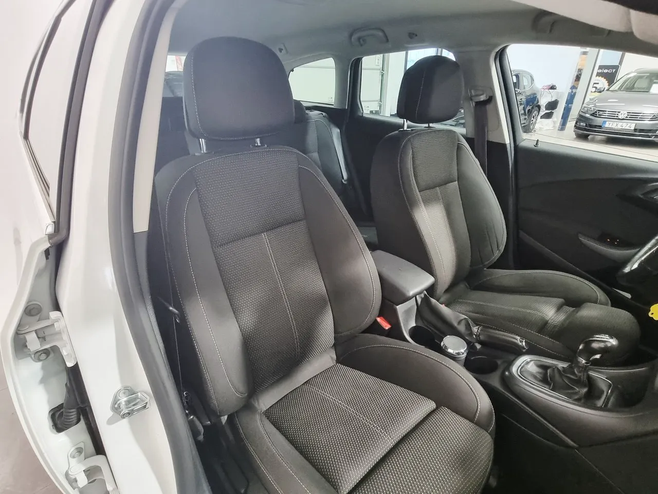 Vehicle image 16