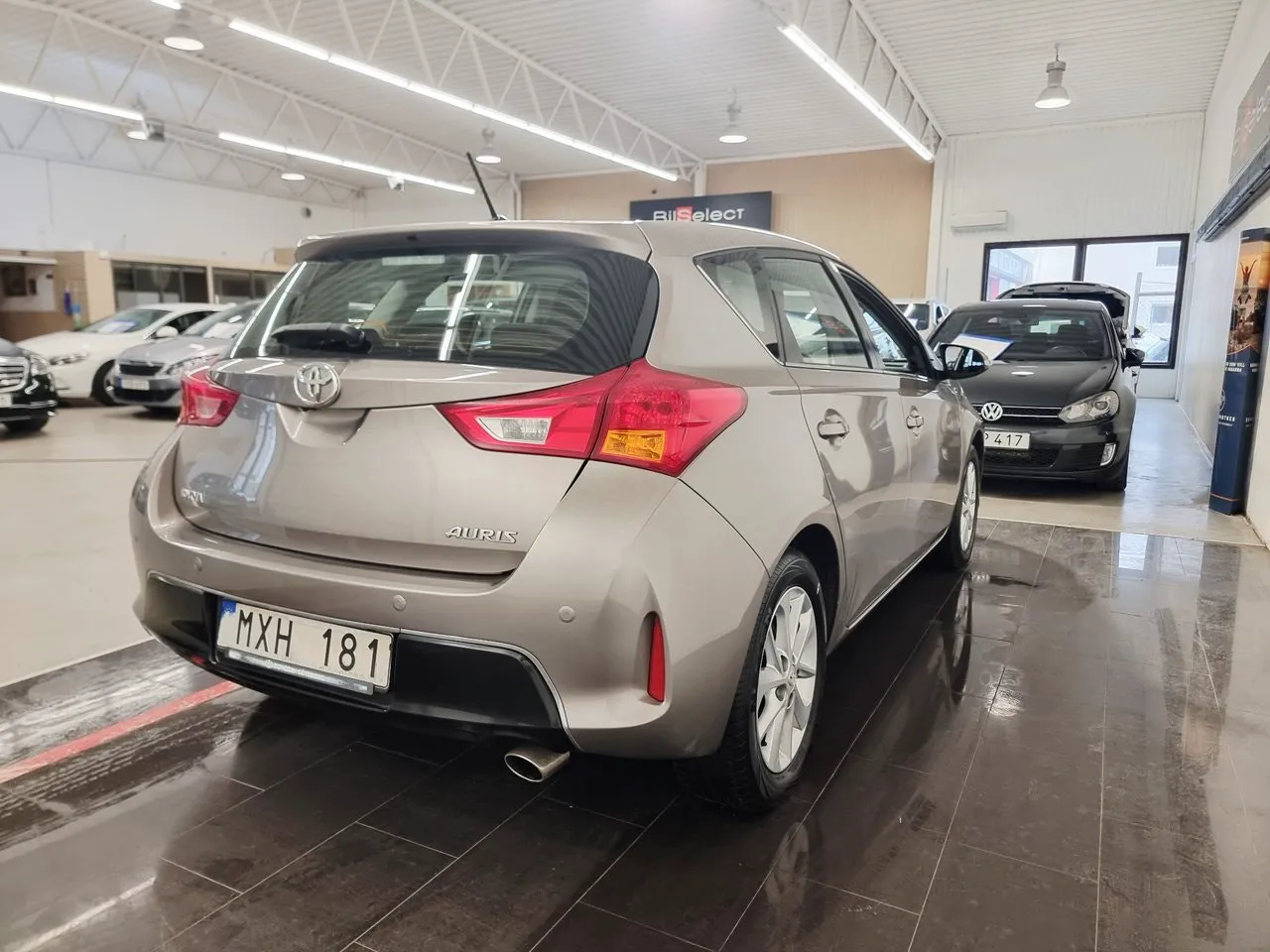 Vehicle image 16