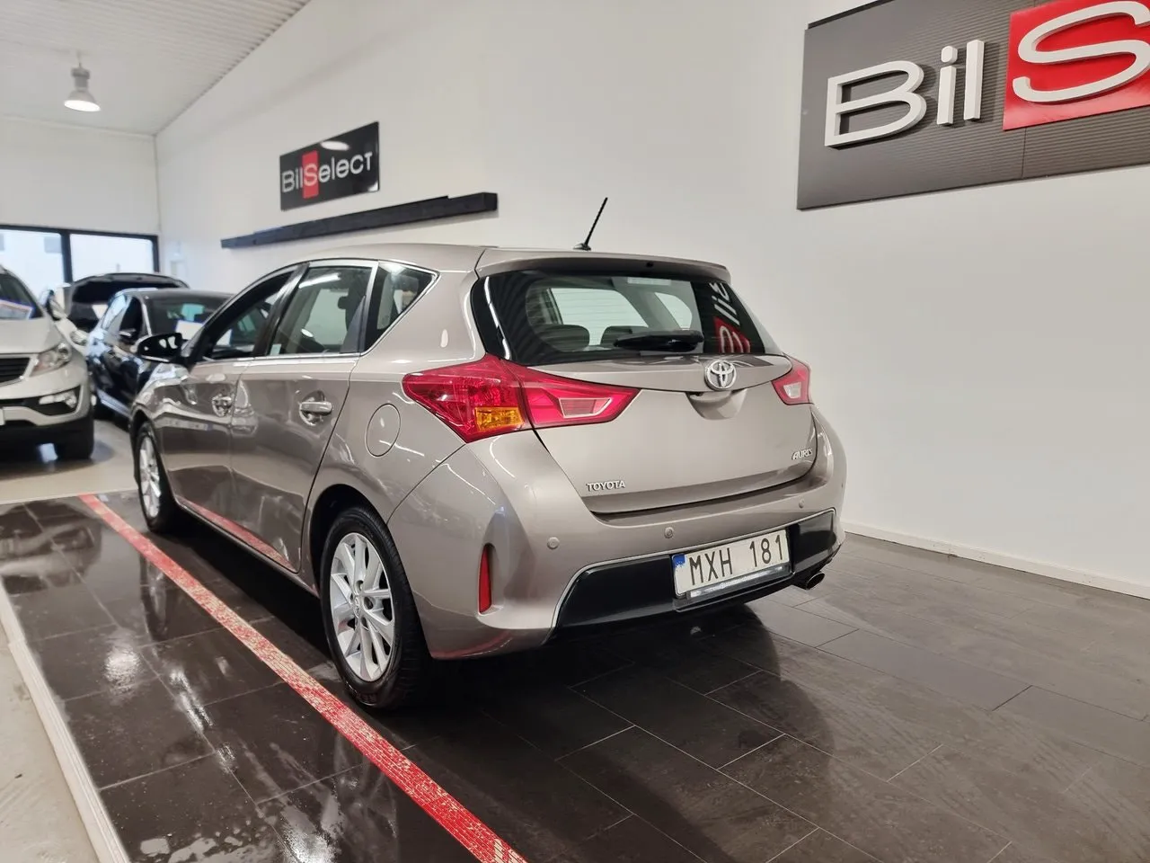 Vehicle image 15