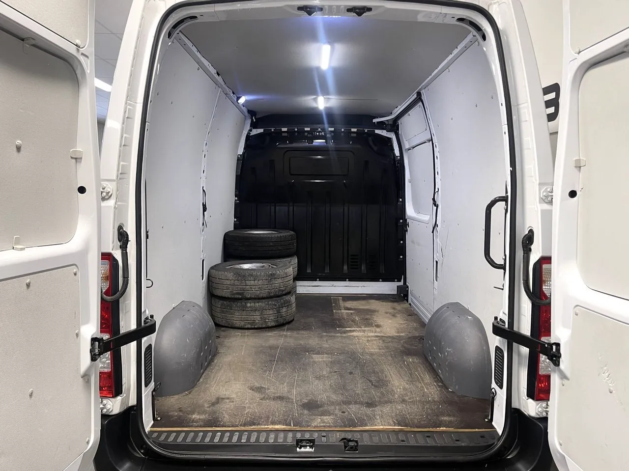 Vehicle image 18
