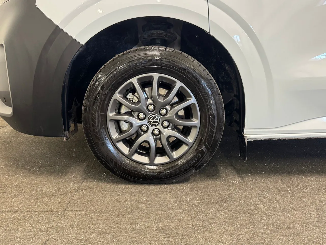 Vehicle image 16