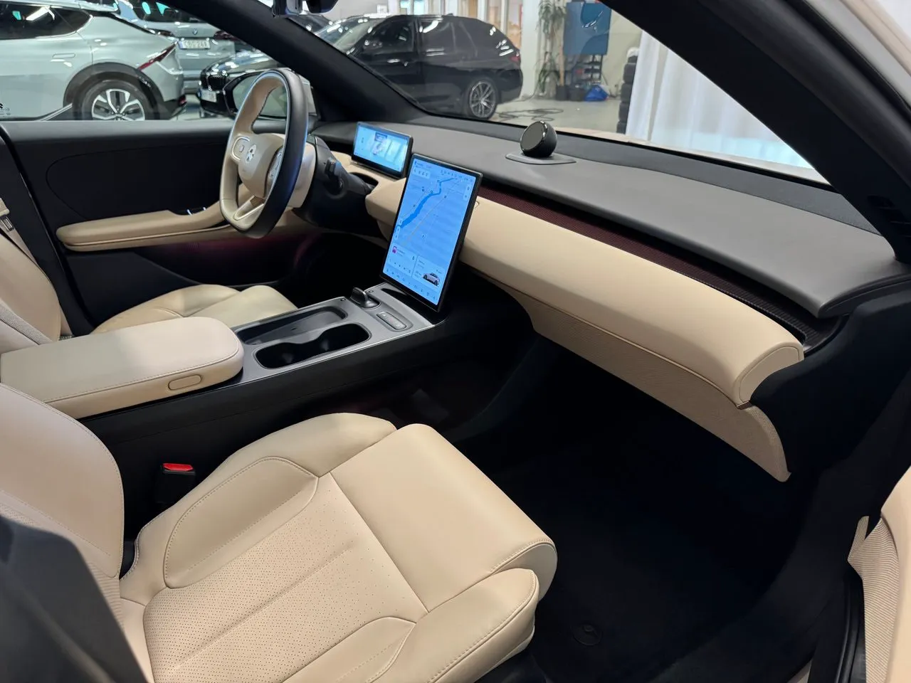 Vehicle image 16