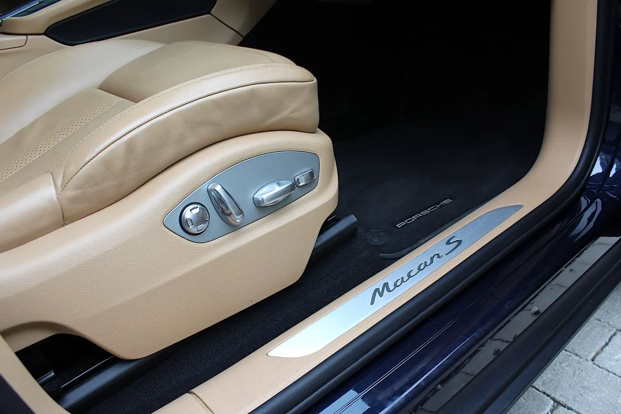 Vehicle image 18