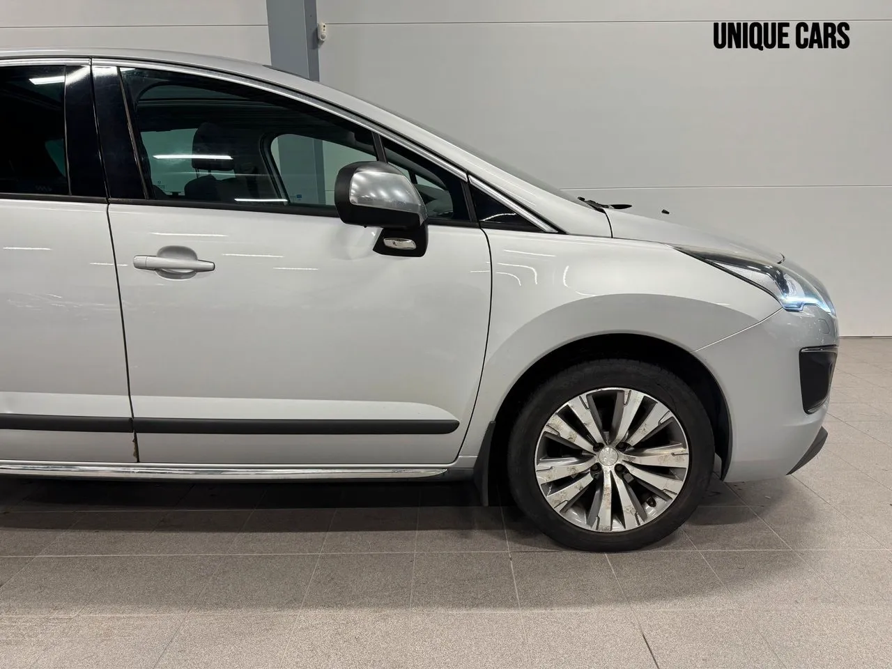 Vehicle image 4