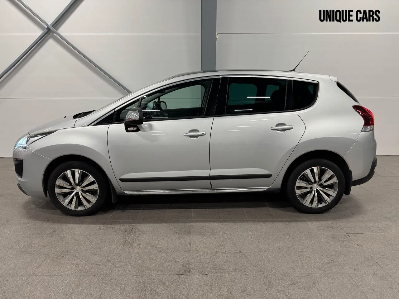 Vehicle image 10