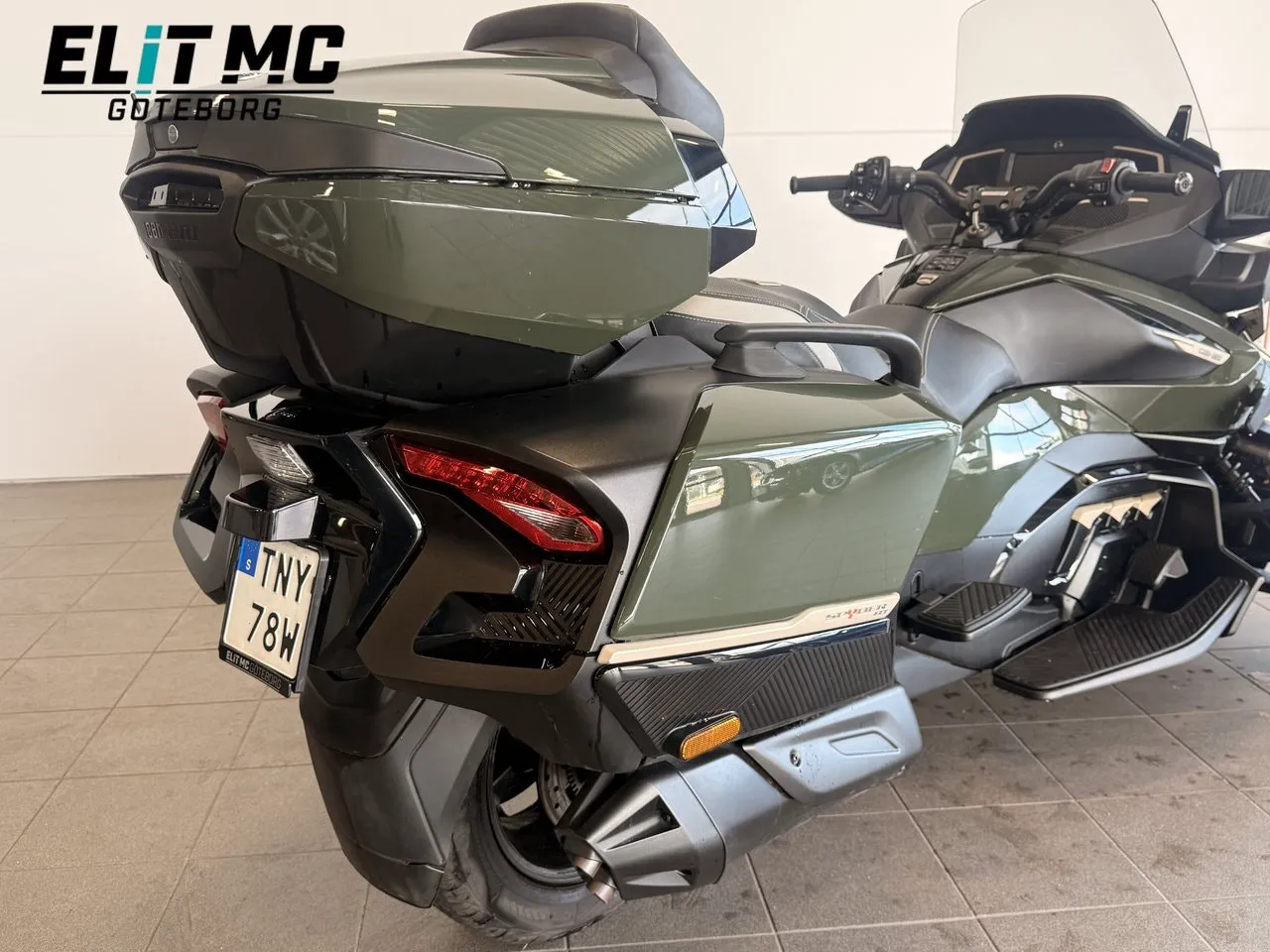 Vehicle image 8