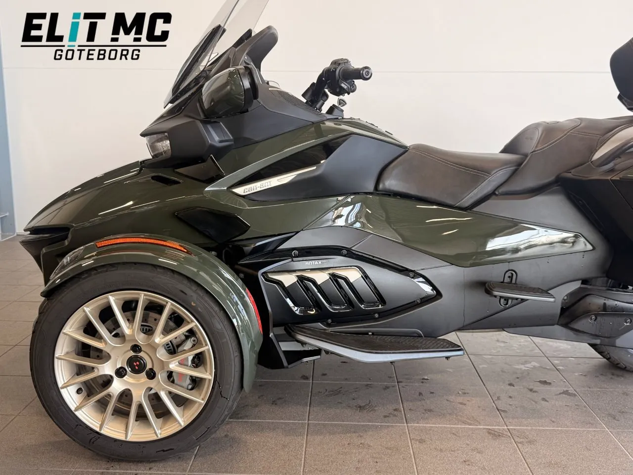 Vehicle image 13
