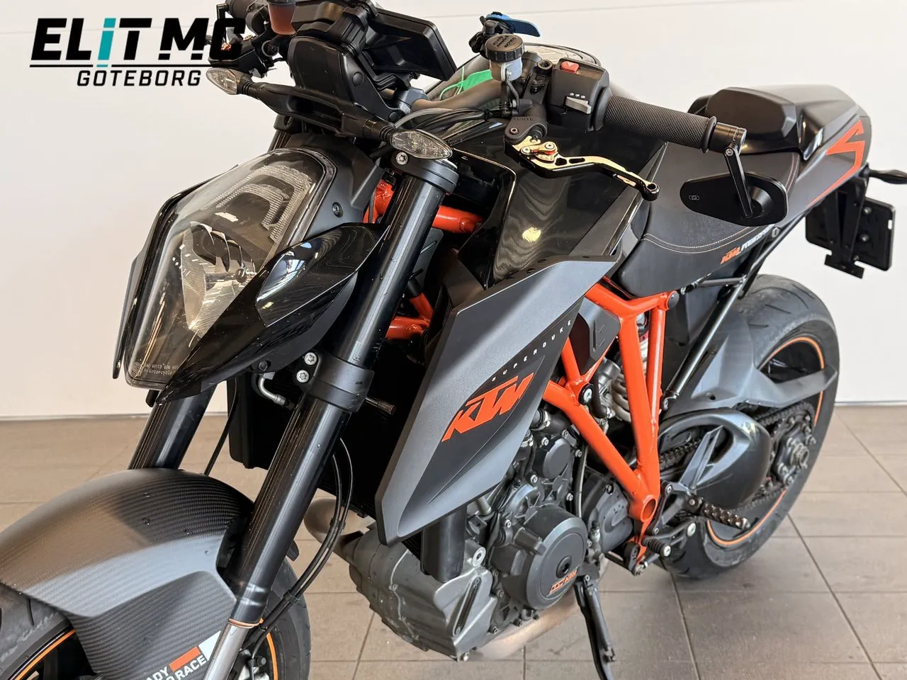 Vehicle image 16