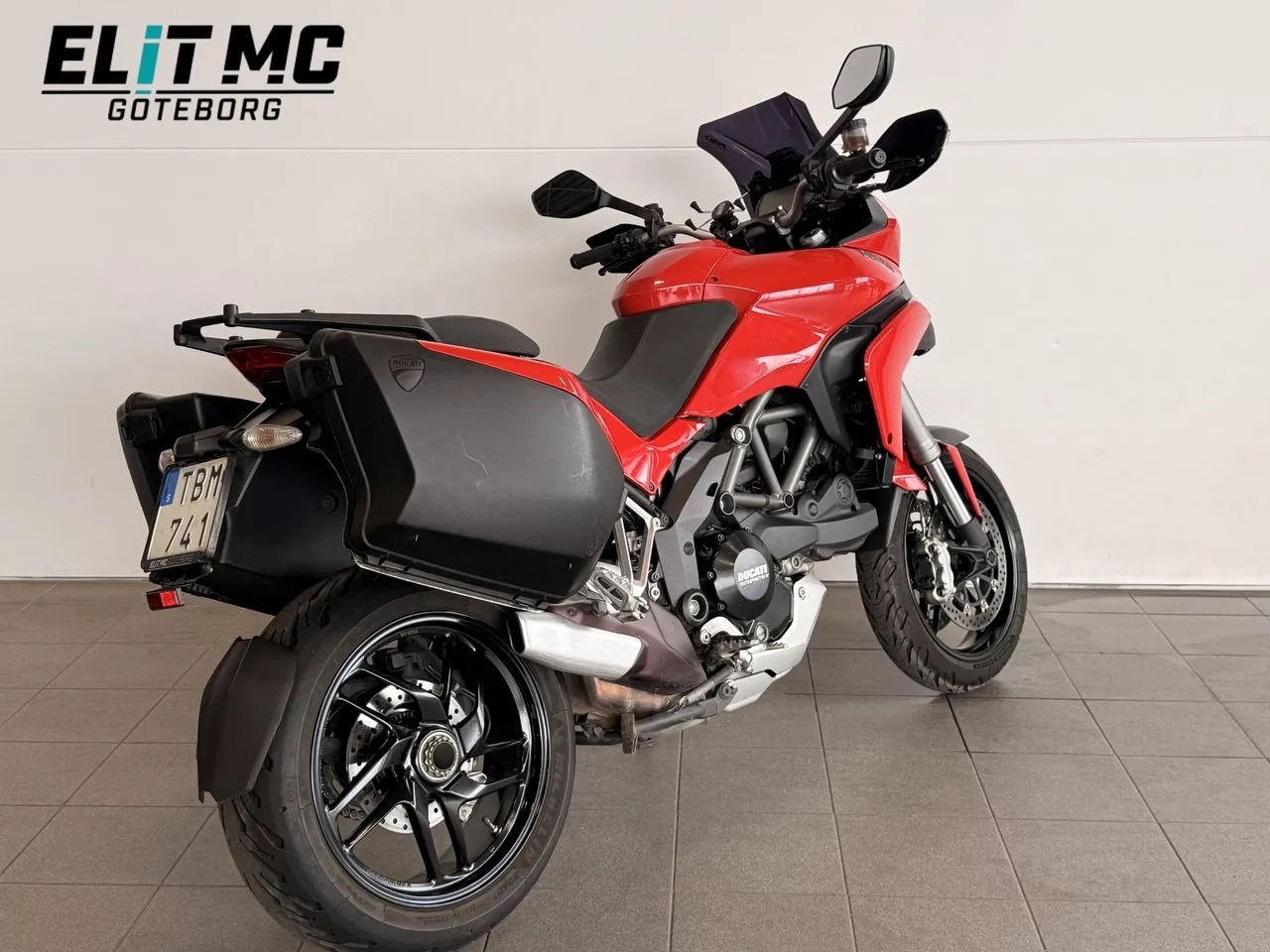 Vehicle image 6