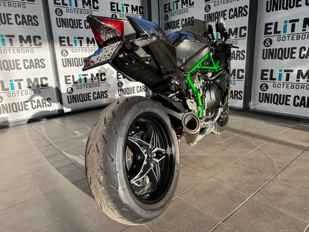 Vehicle image 6