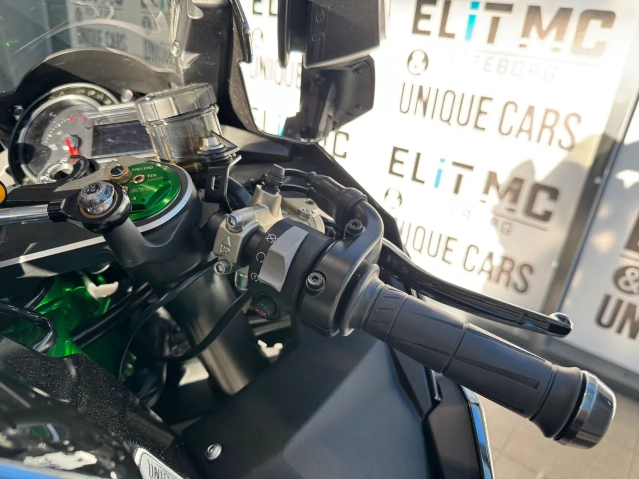 Vehicle image 16