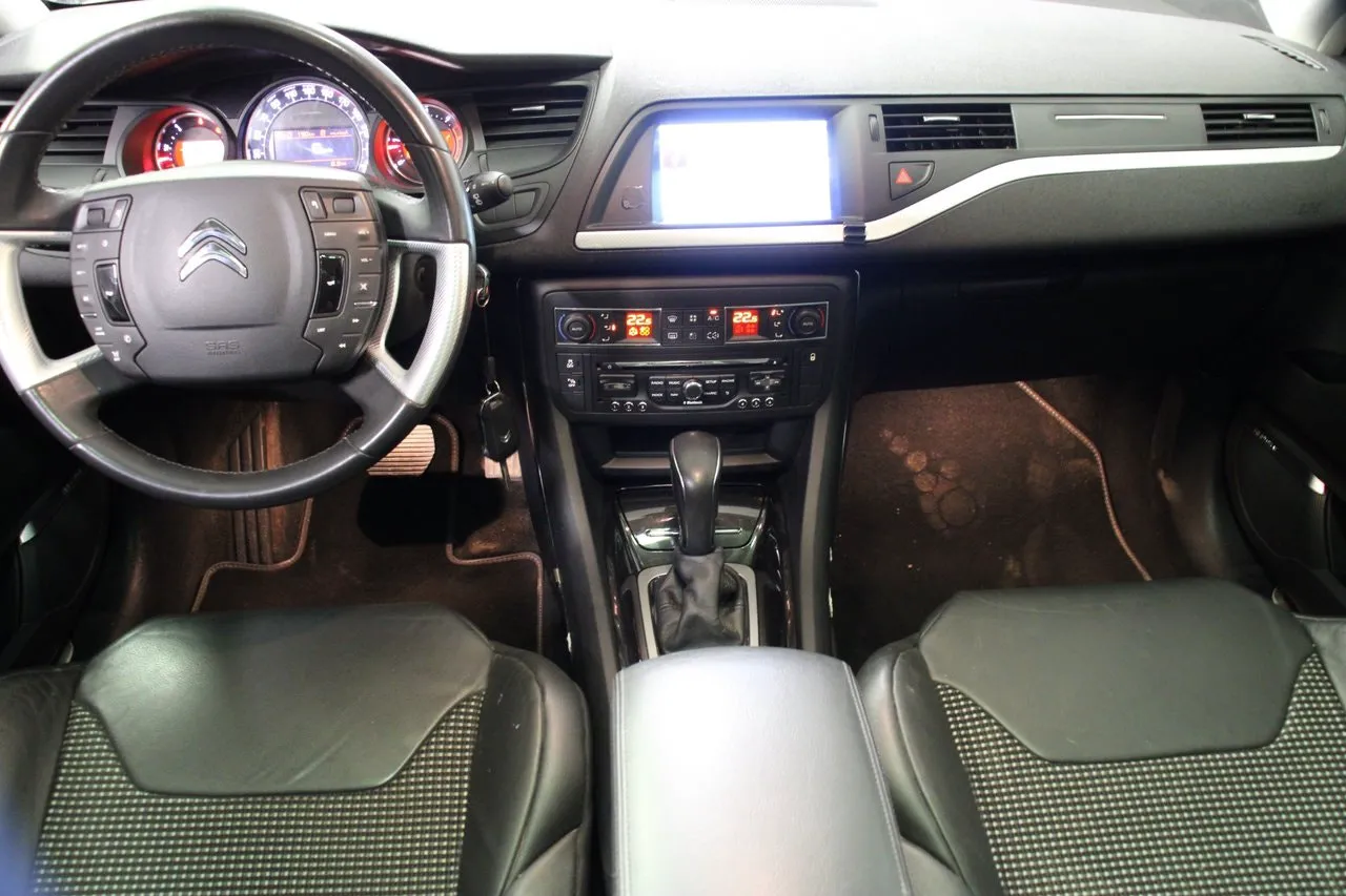 Vehicle image 15