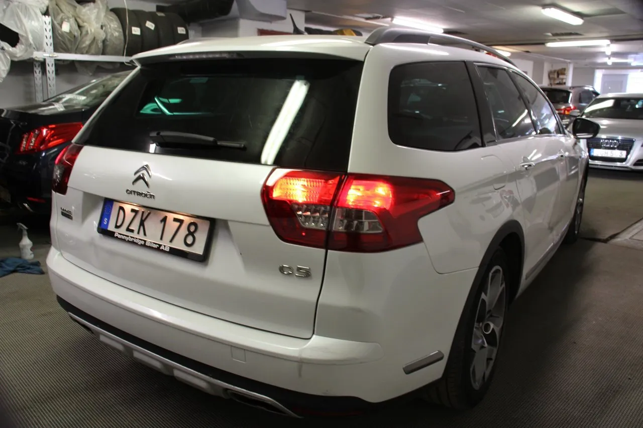 Vehicle image 11