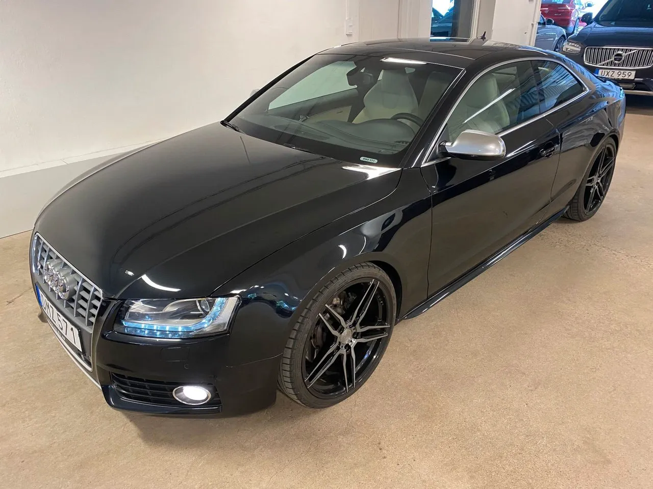 Vehicle image 10