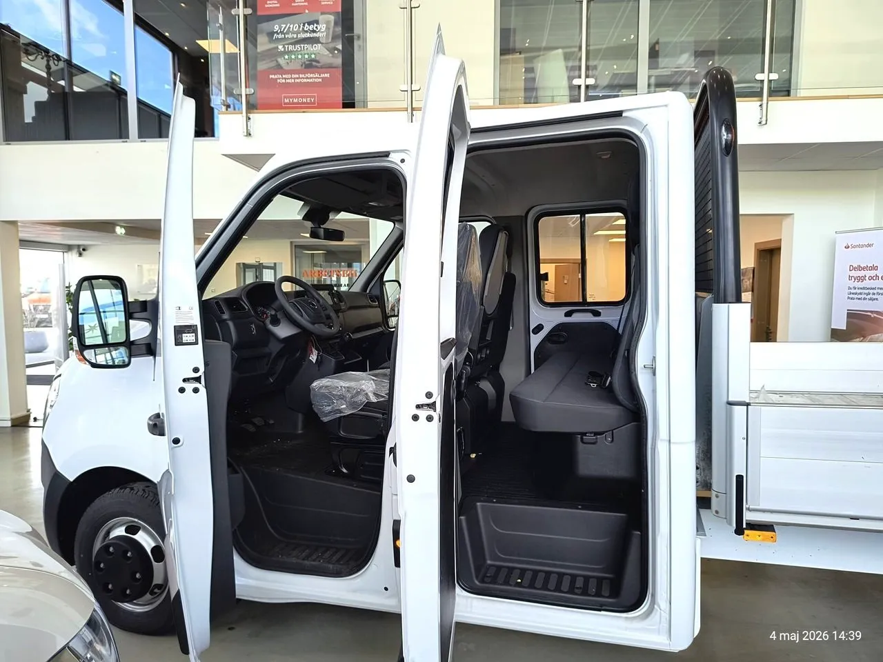 Vehicle image 10